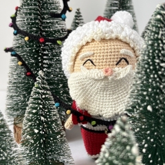Lil' Santa amigurumi pattern by Amigurumi Boy