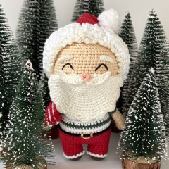 Lil' Santa amigurumi pattern by Amigurumi Boy