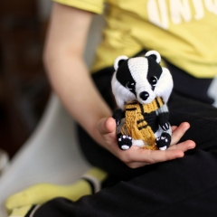 Badger Puffy Hogwarts mascot amigurumi by Loopy Pattern