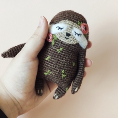 Sloth Peony amigurumi by Crochery