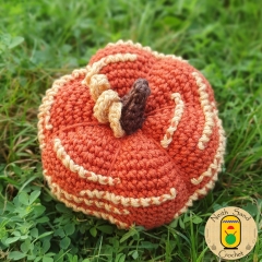 Seven Squashy Pumpkins amigurumi pattern by Neith Sand Crochet