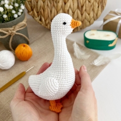 Goose toy amigurumi pattern by AmiGuide