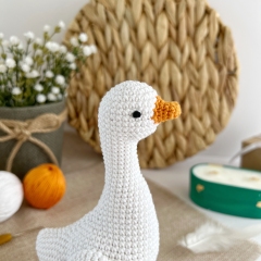 Goose toy amigurumi by AmiGuide