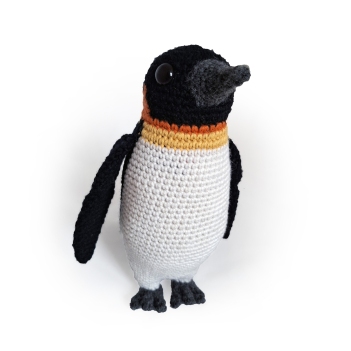 Lynn the Penguin amigurumi pattern by YukiYarn Designs