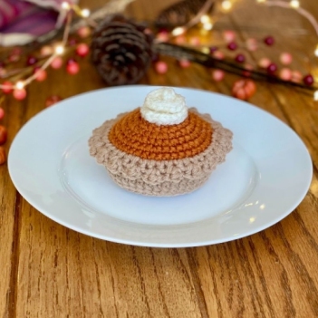 Mini Pumpkin Pie amigurumi pattern by Crochet to Play