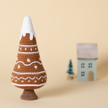 Gingerbread Christmas Tree amigurumi pattern by Planet Piu