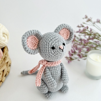 Cute mouse toy amigurumi pattern by AmiGuide