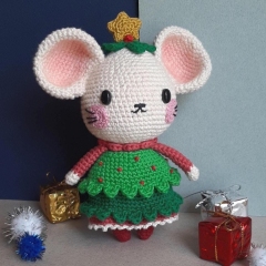 Holly Christmouse amigurumi pattern by Yum Yarn
