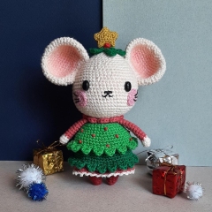 Holly Christmouse amigurumi by Yum Yarn