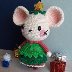 Holly Christmouse amigurumi pattern by Yum Yarn