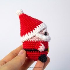 Mini Santa Claus amigurumi by Lemon Yarn Creations