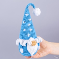 Gnome with snowflakes amigurumi pattern by Mufficorn