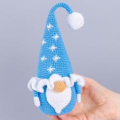 Gnome with snowflakes amigurumi by Mufficorn