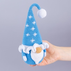 Gnome with snowflakes amigurumi pattern by Mufficorn