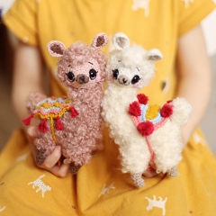 Alpacas Mili and Ivo amigurumi pattern by Loopy Pattern