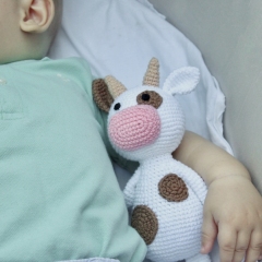 Cow toy amigurumi pattern by AmiGuide
