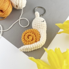 Cute snail keychain amigurumi pattern by AmiGuide