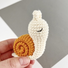Cute snail keychain amigurumi by AmiGuide