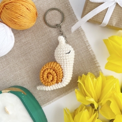 Cute snail keychain amigurumi pattern by AmiGuide