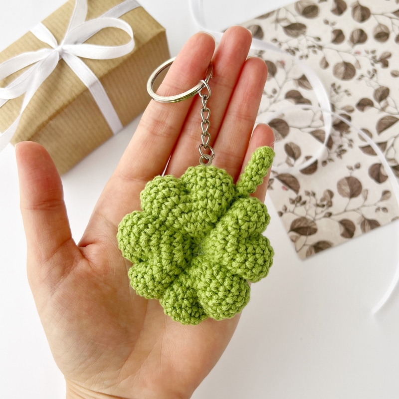 4leaf_clover1ページ　あみぐるみキーホルダー Four leaf clover keychain amigurumi pattern - Amigurumi.com
