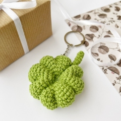 Four leaf clover keychain  amigurumi by AmiGuide