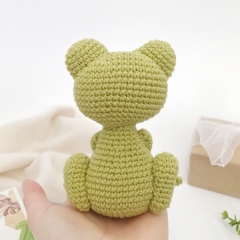 Friendly green frog toy  amigurumi by AmiGuide
