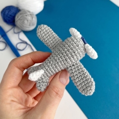 Little airplane keychain amigurumi pattern by AmiGuide