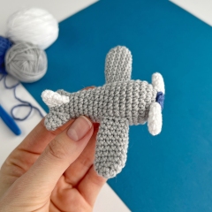 Little airplane keychain amigurumi pattern by AmiGuide