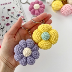 Little flower keychain amigurumi pattern by AmiGuide