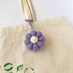Little flower keychain amigurumi pattern by AmiGuide