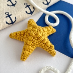 Mini starfish keychain amigurumi by AmiGuide