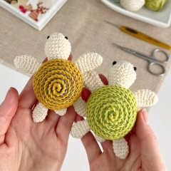Mini turtle keychain amigurumi pattern by AmiGuide