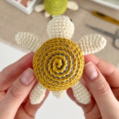 Mini turtle keychain amigurumi by AmiGuide