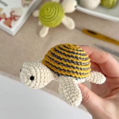 Mini turtle keychain amigurumi pattern by AmiGuide