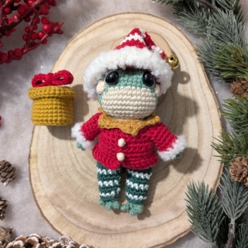 Frog's Christmas elf outfit amigurumi pattern by La Fabrique des Songes