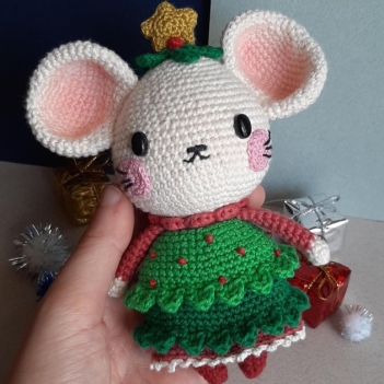 Holly Christmouse amigurumi pattern by Yum Yarn