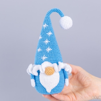 Gnome with snowflakes amigurumi pattern by Mufficorn