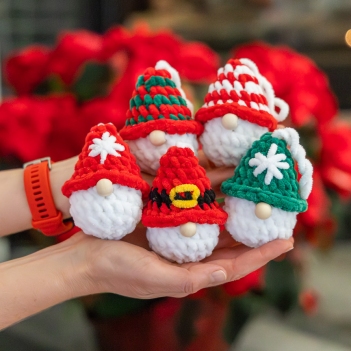 Plush gnome ornaments amigurumi pattern by Mufficorn