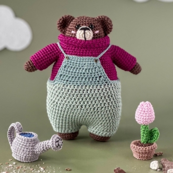 Barry the Gardener Bear amigurumi pattern by Pracownia Blask