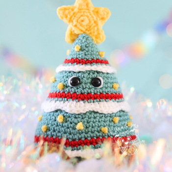 Twinkle the Christmas tree amigurumi pattern by LikeALigerCrochet