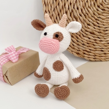 Cow toy amigurumi pattern by AmiGuide