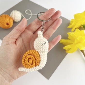 Cute snail keychain amigurumi pattern by AmiGuide