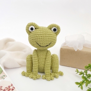 Friendly green frog toy  amigurumi pattern by AmiGuide