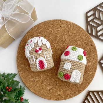 Gingerbread houses ornament amigurumi pattern by AmiGuide