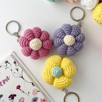 Little flower keychain amigurumi pattern by AmiGuide