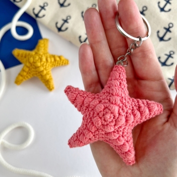 Mini starfish keychain amigurumi pattern by AmiGuide