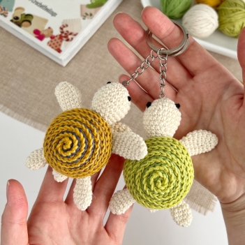 Mini turtle keychain amigurumi pattern by AmiGuide