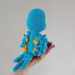 Chutney the Blue and Gold Macaw amigurumi pattern by LittleEllies_Handmade