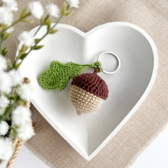 Acorn with leaf keychain amigurumi pattern by AmiGuide