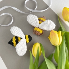 Mini bee keychain amigurumi pattern by AmiGuide